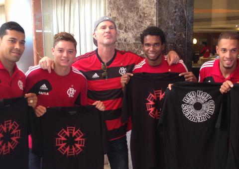  Baterista do Red Hot Chilli Peppers posa com jogadores do Flamengo